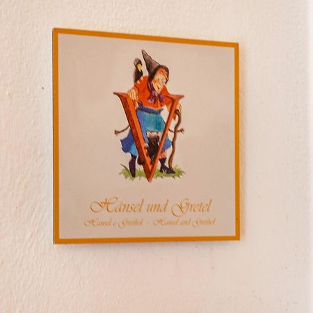 Haensel Und Gretel Schlosshof Umes Kültér fotó