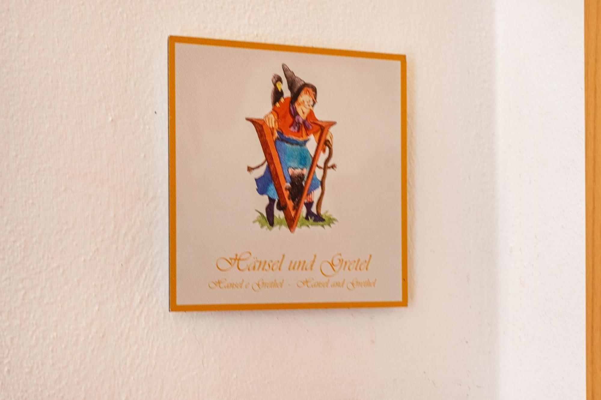 Haensel Und Gretel Schlosshof Umes Kültér fotó
