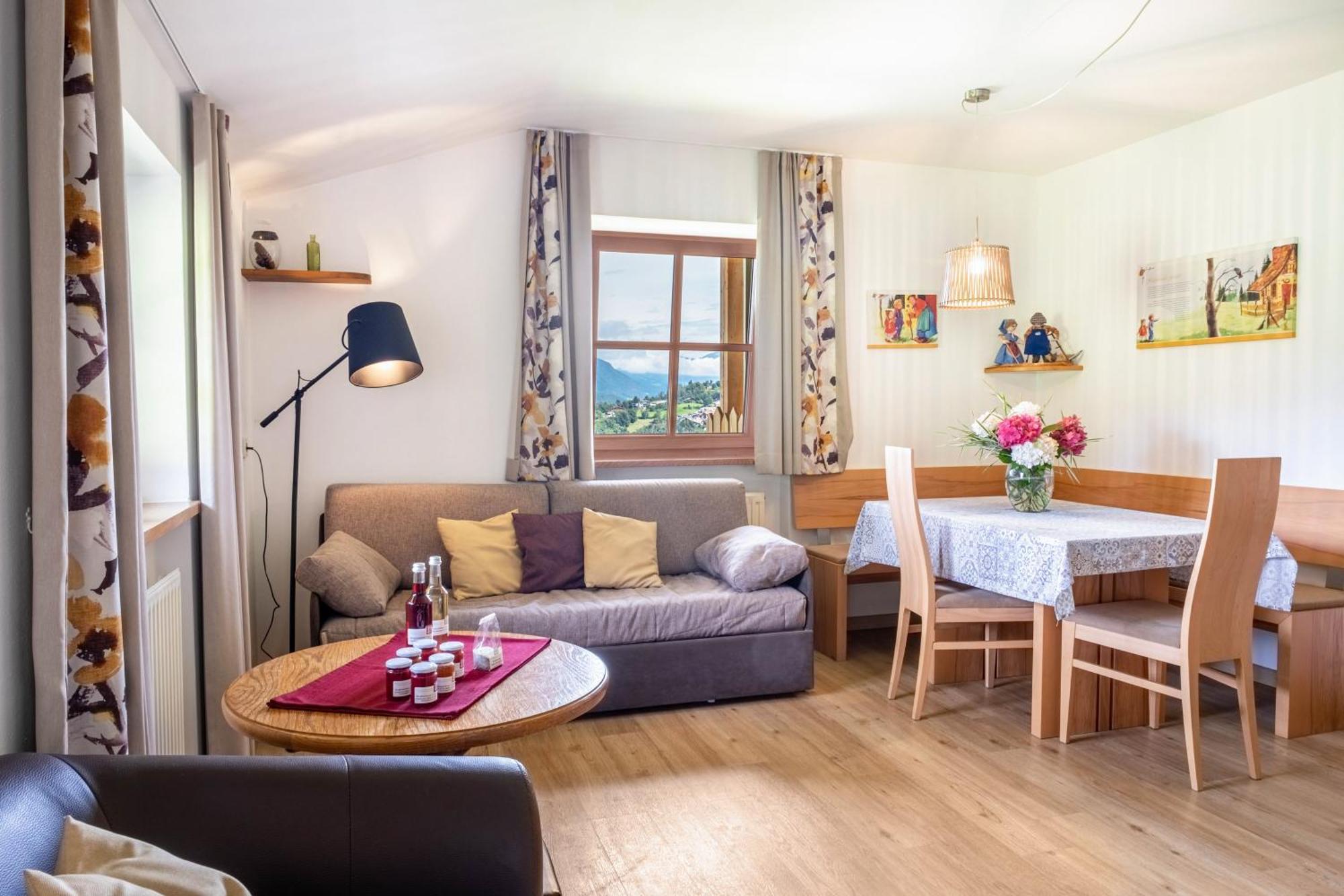 Haensel Und Gretel Schlosshof Umes Kültér fotó