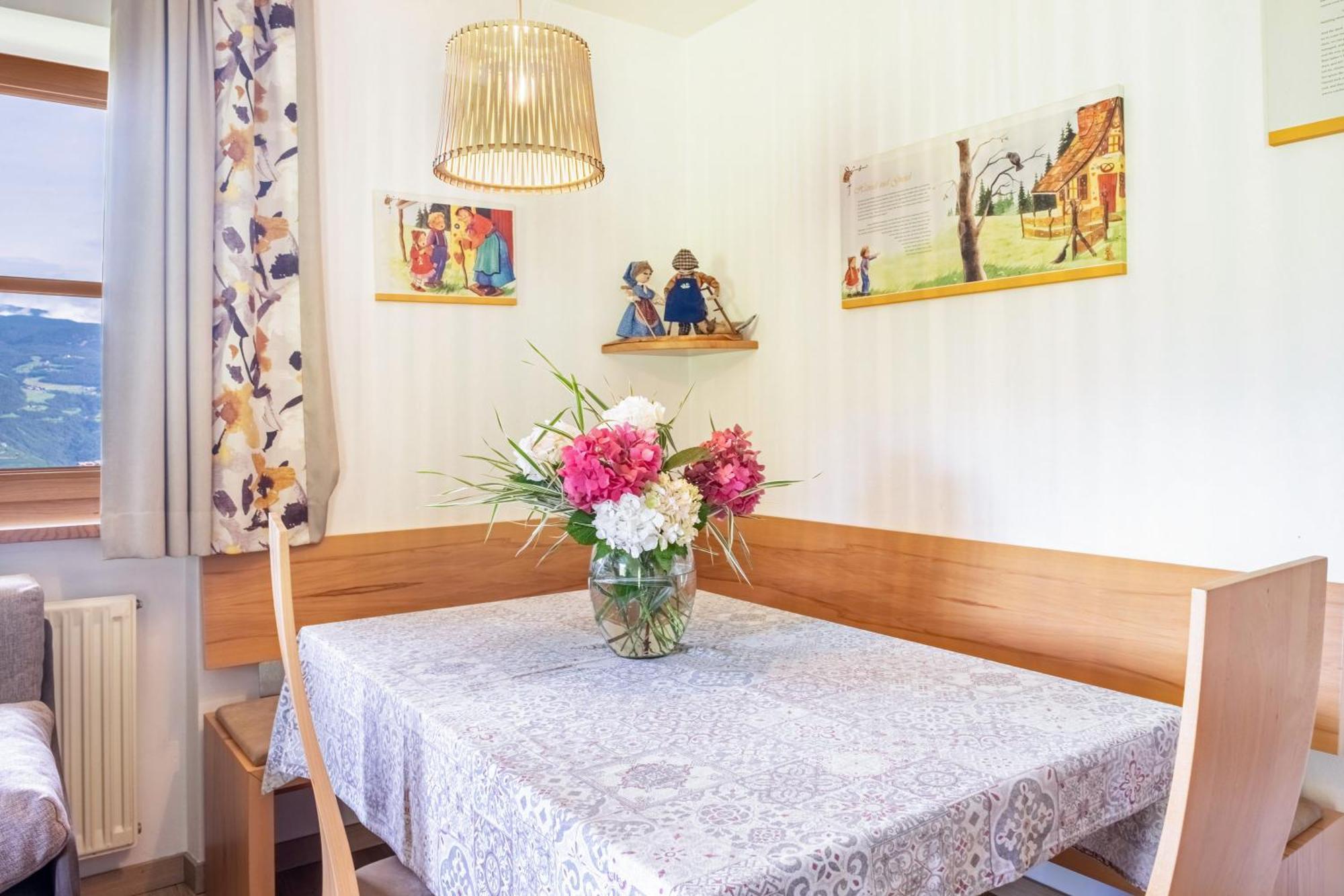 Haensel Und Gretel Schlosshof Umes Kültér fotó